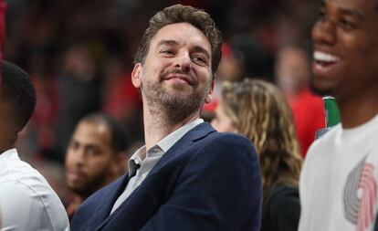 Pau Gasol, en el banquillo durante uno de los partidos de pretemporada de los Blazers.