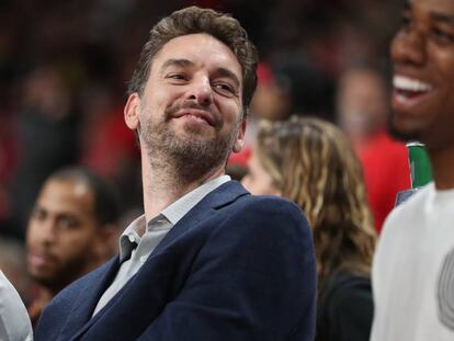 Pau Gasol, en el banquillo durante uno de los partidos de pretemporada de los Blazers.