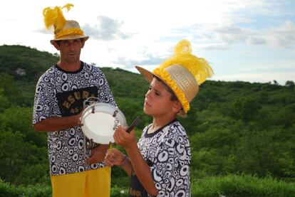 A maioria dos integrantes da bateria da Esurd começa na escola ainda criança. Criados nos arredores da sede da escola, estão sempre ali brincando com tamborins nas festas de domingo, nas apresentações de maneiro pau ou nos reisados. Vão carregados pelos pais, também músicos da escola, e criam laços. Enquanto crescem, vão evoluindo também na responsabilidade dentro da escola com os instrumentos que tocam. Começam com os tamborins e vão progredindo a repiques, surdos e tambores. “A Esurd pra mim é tudo. É ela que está me destravando e que leva o nosso nome lá fora”, diz Valdir Alves de Menezes, filho de Mestre Tim. Ele tem 45 anos, 33 deles na bateria. “Eu praticamente morava dentro da sede e ainda com o maestro do samba, então não tinha nem como não aprender a tocar e a amar isso aqui”.