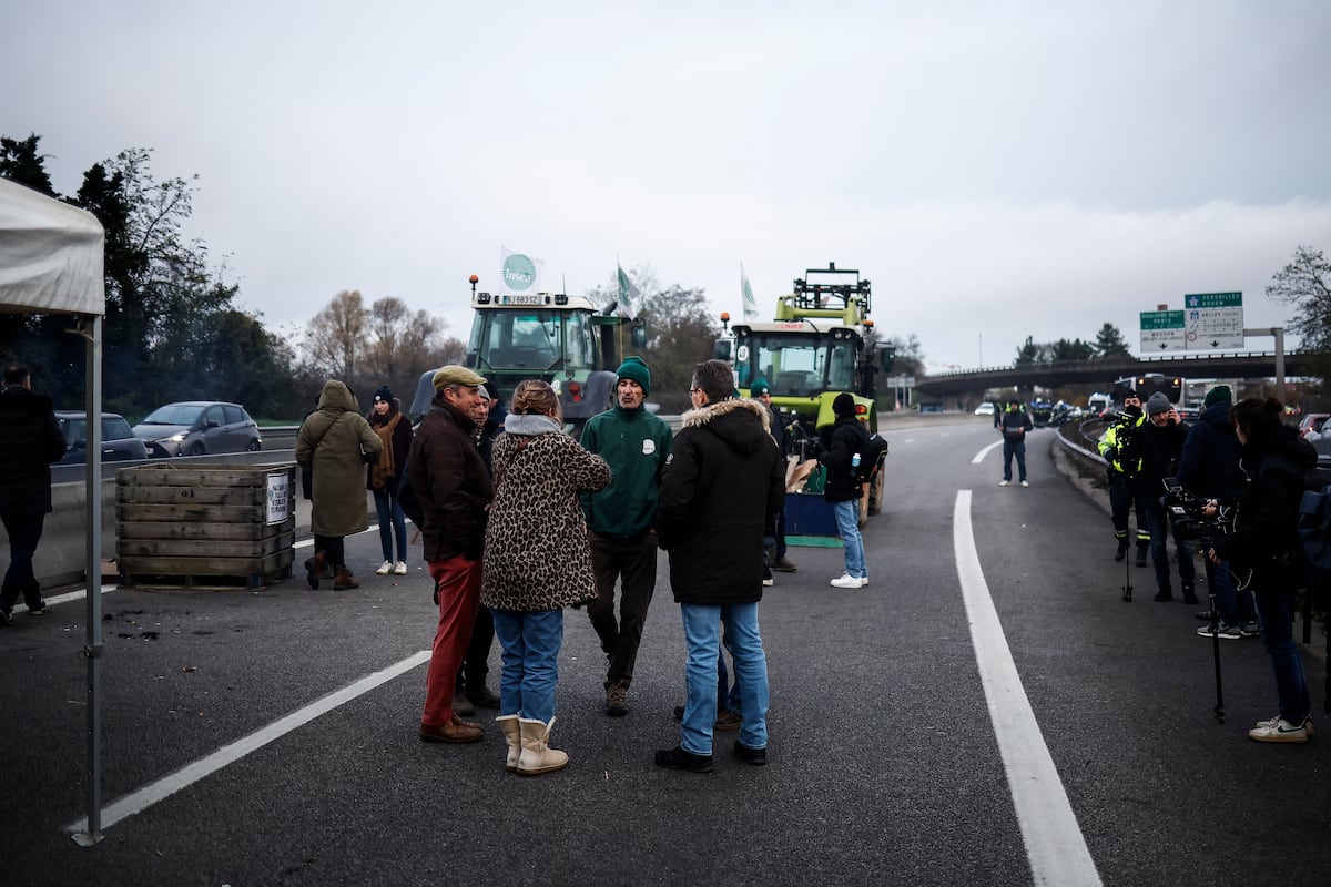 French farmers once again challenge the Government with 80 demonstrations