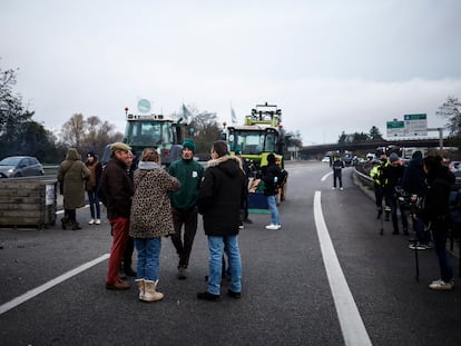 Agricultores franceses bloquean parte de la carretera N118 en Velizy Villacoublay, cerca de París, este lunes.