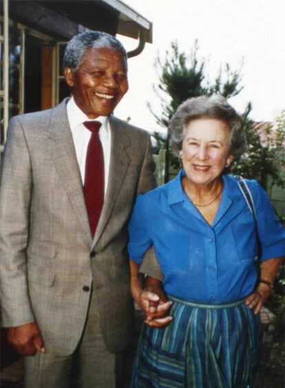 Helez Suzman coge la mano de Nelson Mandela en una imagen de 1990.