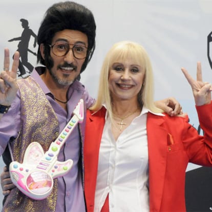 Rodolfo Chikilicuatre con Rafaella Carrá, que presentará el programa especial de Eurovisión de La Primera.