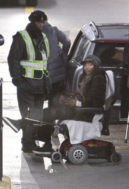 Naomi Campbell fue fotografiada en Nueva York el pasado 19 de diciembre subida en una silla de ruedas. Un mes antes había sufrido una rotura de ligamento tras ser atracada en París.