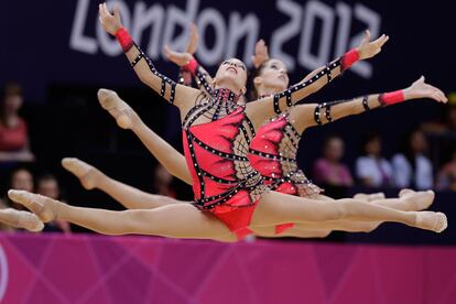 El equipo de gimnasia rítmica de Israel se sincronizó perfectamente sobre la pista y ofreció un espectáculo de color y expresividad.