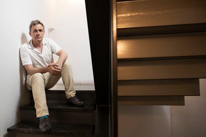 Patrick Radden Keefe, en unas escaleras del Centro de Cultura Contemporánea de Barcelona (CCCB).