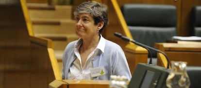 La portavoz de EH Bildu, Laura Mintegi, este jueves en la sesión del Parlamento vasco. 