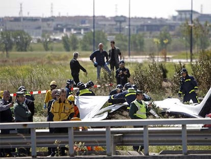 Los bomberos retiran parte del fuselaje de la avioneta siniestrada junto a la M-40.