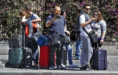 Un grupo de turistas con sus equipajes en el centro de Valencia. 