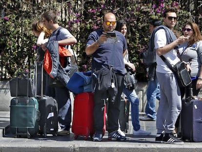 Un grupo de turistas con sus equipajes en el centro de Valencia. 