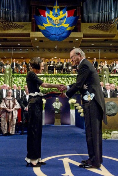 La escritora Herta Müller recibe el Premio Nobel de Literatura de manos del rey de Suecia