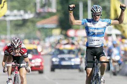Savoldelli gana al 'sprint' a Kurt Asle-Arvesen.