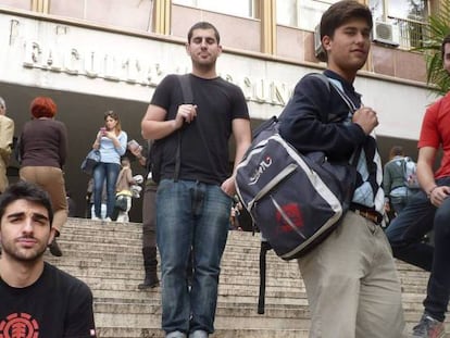 Estudiantes de Erasmus a las puertas de una Universidad de Roma.