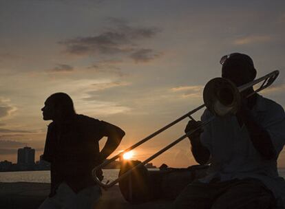 El malecón de La Habana, al atardecer.