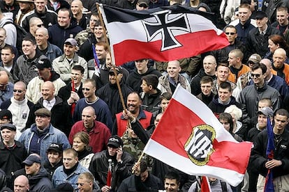 Simpatizantes neonazis concentrados ayer en la Alexanderplatz de Berlín.