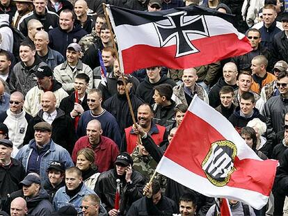 Simpatizantes neonazis concentrados ayer en la Alexanderplatz de Berlín.