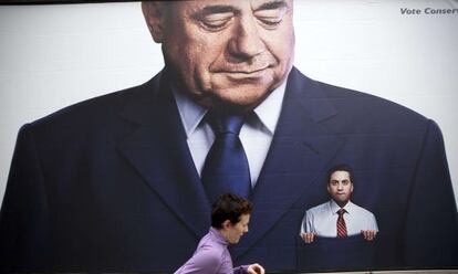 Un cartel de los 'tories' que exhibe a Miliband en el bolsillo de Alex Salmond.