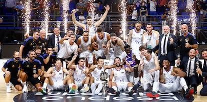 La plantilla del Madrid celebra la conquista de la Supercopa. acbphoto