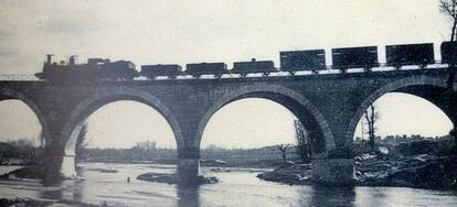 Un tren cruza el Puente de los Franceses, sobre el río Manzanares.