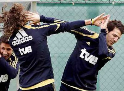 Cesc (a la derecha) y Puyol, durante la sesión preparatoria de ayer de la selección española.