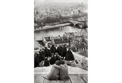Henri Cartier-Bresson, otro de los fundadores de la mítica agencia de fotografía, realizó esta fotografía en 1953, titulada 'París desde las torres de Notre-Dame'.
