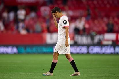 Jesús Navas abandona el Sánchez Pizjuán tras perder el último partido de Liga contra el Sevilla.