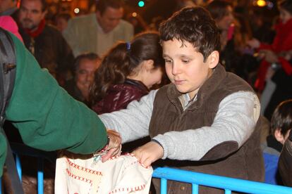 En una Cabalgata de Reyes en las calles de Madrid, Felipe Marichalar, como un niño más, pidió caramelos a los Reyes Magos.
