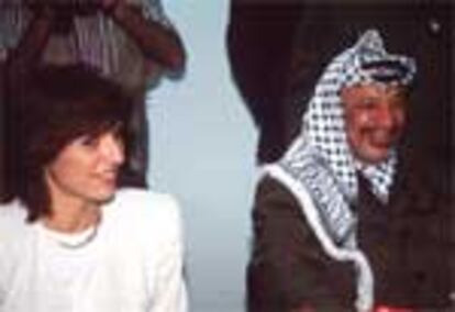 Ana Botella con Arafat, en el viaje que hizo con Aznar a Gaza, en abril de 1995.