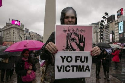 Amalia observa en silencio cómo miles de mujeres a su alrededor gritan consignas contra la violencia machista. Tiene 34 años, pero hasta hace muy poco no se atrevió a decir en voz alta que ella había sido víctima. Aún era menor de edad cuando un desconocido la arrinconó en la calle, la golpeó y la intentó violar. "Me salvé de cuete (suerte) porque grité y al final salió corriendo", recuerda 17 años después. "Cuando llegué a casa, con el ojo golpeado, mi padre me dijo que no le importaba nada de lo que me pasaba", agrega. No sabía donde ir a denunciar y no lo hizo. Tampoco denunció a su novio, que abusaba de ella a pesar de que "le decía que no y lloraba, pero él seguía". Ni a los hombres con los que, en años sucesivos, se repitió la misma situación. "Una vez me violó un amigo, amigo entre comillas. Me desperté cuando estaba encima mío y no pude defenderme", señala. "Me han violado por lo menos siete veces. No sé cómo sigo viva". 