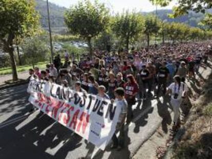 Los socios y trabajadores de Fagor Electrodomésticos durante la manifestación de ayer en Arrasate (Gipuzkoa), convocados por el Consejo Social de la cooperativa para demandar soluciones tras la solicitud de preconcurso de acreedores presentada por la empresa.