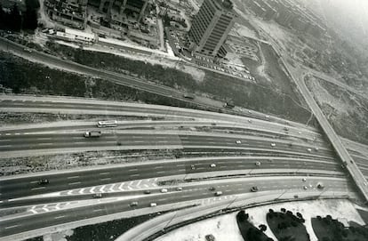 Vista aérea de la M-30, el 29 de marzo de 1979. A la izquierda, el edificio que entonces era la sede de la empresa NCR (ahora, torre Ilunion), del arquitecto Javier Yárnoz. Al lado, el vanguardista edificio conocido como Los Cubos, construido en 1981, sede de la aseguradora francesa AGF.