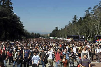 Los estudiantes de la Universidad Complutense de Madrid recorren la Ciudad Universitaria tras abandonar las facultades. Miles de universitarios se manifestaron por las calles del centro de la capital horas después de que se iniciara la guerra.