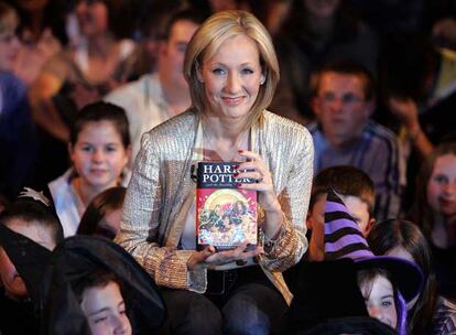 La escritora J. K. Rowling, rodeada de seguidores de Harry Potter, en el Museo de Historia Natural de Londres.