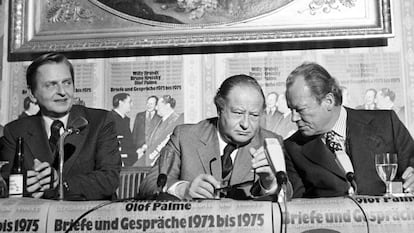 De izquierda a derecha, el primer ministro sueco, Olof Palme; el canciller austriaco, Bruno Kreisky; y el excanciller alemán, Willy Brandt, durante la presentación de un libro con sus cartas y discursos en la Feria del Libro de Fráncfort de 1975.