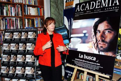 Mercedes Sampietro, junto a la portada de la revista &#39;Academia&#39;, antes de la presentación del informe.