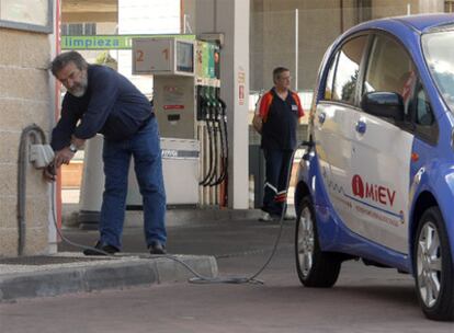 Cándido, técnico de Mitsubishi, enchufa el i-Miev en una gasolinera de Alcobendas.
