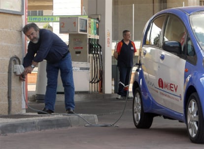 Cándido, técnico de Mitsubishi, enchufa el i-Miev en una gasolinera de Alcobendas.