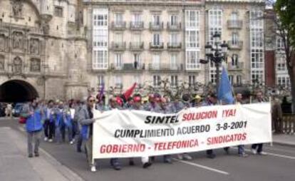 Trabajadores de Sintel durante un recorrido por las calles de Burgos antes de iniciar una marcha hasta Madrid en abril de 2003. EFE/Archivo