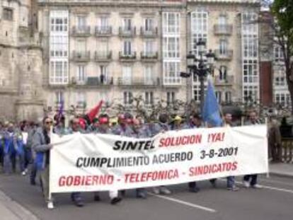 Trabajadores de Sintel durante un recorrido por las calles de Burgos antes de iniciar una marcha hasta Madrid en abril de 2003. EFE/Archivo