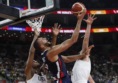 Rudy Gobert, de Francia, se dispone a lanzar a canasta.