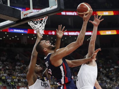 Rudy Gobert, de Francia, se dispone a lanzar a canasta.