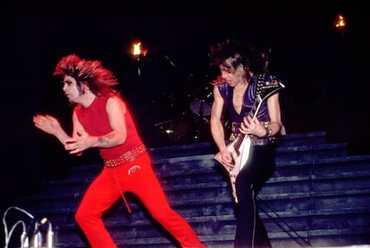 Ozzy Osbourne y el guitarrista Randy Rhoads en un concierto en Illinois (EE UU), en febrero de 1982. Dos meses después Rhoads fallecería en un accidente. Tenía 25 años.