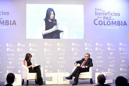 La periodista Diana Calderón conversa con el expresidente colombiano César Gaviria.