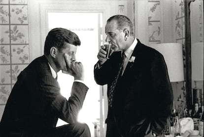 Tras derrotarle en la convención demócrata, Kennedy propuso a Lyndon Johnson que le acompañara en su carrera hacia la Casa Blanca. La estrategia de JFK con este movimiento era conquistar votos en el sur de EE UU, especialmente en Texas, donde Johnson fue senador.  CRÉDITO: TASCHEN