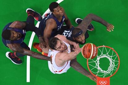 Sergio Rodríguez (11 puntos), Rudy Fernández (9 y 7) y Juan Carlos Navarro (9) fueron los mejores acompañantes de Gasol en un equipo constantemente intimidado por el gran partido de DeAndré Jordan (9 puntos, 16, 4 tapones y 25), hoy titular y ejecutado por Klay Thompson (22 y 21). En la imagen, Pau Gasol flanqueado por jugadores de Estados Unidos.