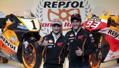 Márquez y Pedrosa, durante la ceremonia de Repsol