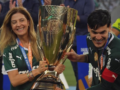 La presidenta del Palmeiras, Leila Pereira, y el capitán, Gustavo Gomez, alzan la copa del Campeonato Paulista el domingo 3 en São Paulo.