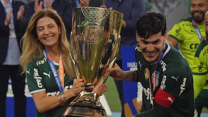 La presidenta del Palmeiras, Leila Pereira, y el capitán, Gustavo Gomez, alzan la copa del Campeonato Paulista el domingo 3 en São Paulo.