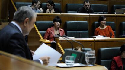 La portavoz de EH Bildu, Maddalen Iriarte, cuyo grupo no ha votado, durante la intervención del consejero de Hacienda, Pedro Azpiazu.