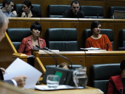 La portavoz de EH Bildu, Maddalen Iriarte, cuyo grupo no ha votado, durante la intervención del consejero de Hacienda, Pedro Azpiazu.